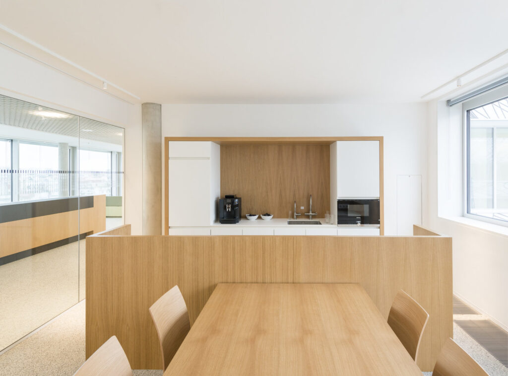 Ąžuolo lukštas interjere Ąžuolo interjere virtuvė